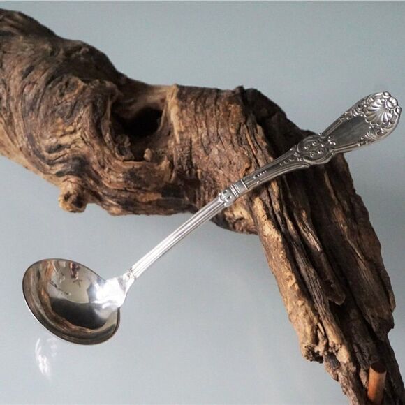 Antique WM Rogers Kings Medallion Pattern Gravy Ladle Sauce Spoon Silver Plate - Picture 9 of 9